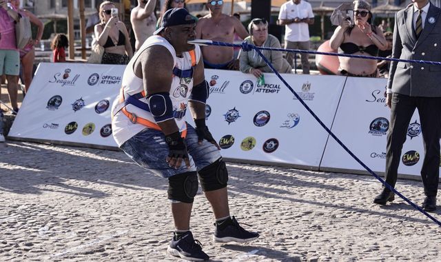 Egyptian man pulls 700 tons